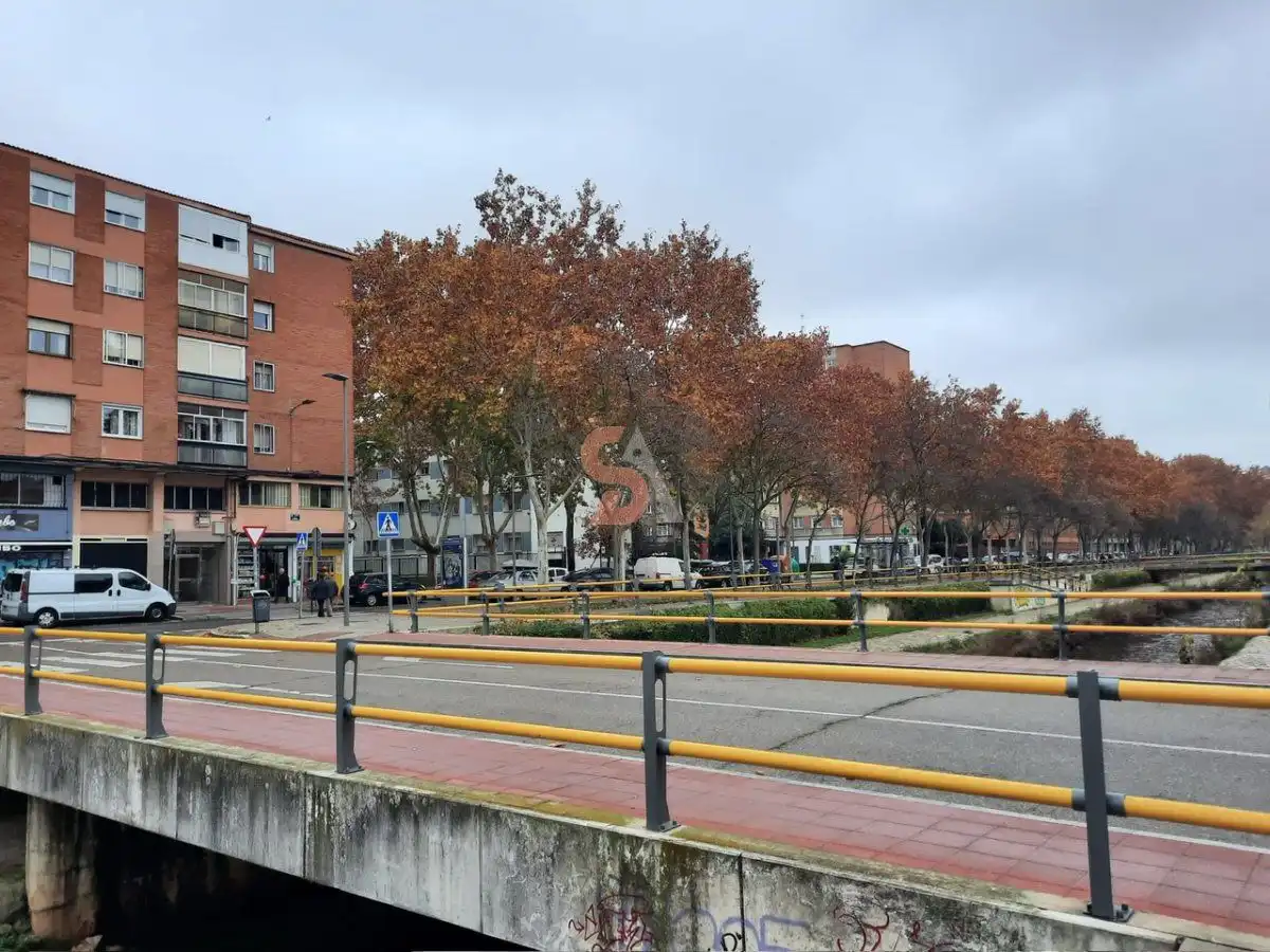Vista exterior de Local de lloguer en Valladolid amb Aire condicionat