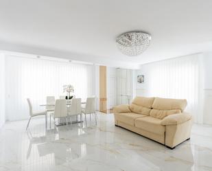 Sala d'estar de Casa adosada en venda en Torrevieja amb Aire condicionat, Terrassa i Piscina