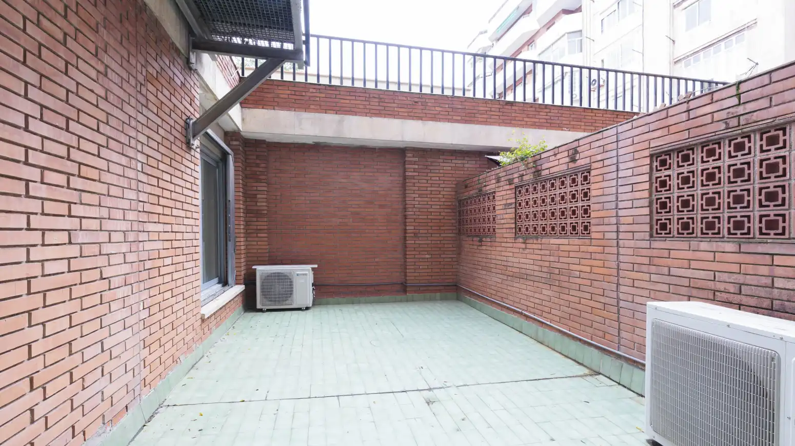 Terrassa de Oficina de lloguer en Eixample