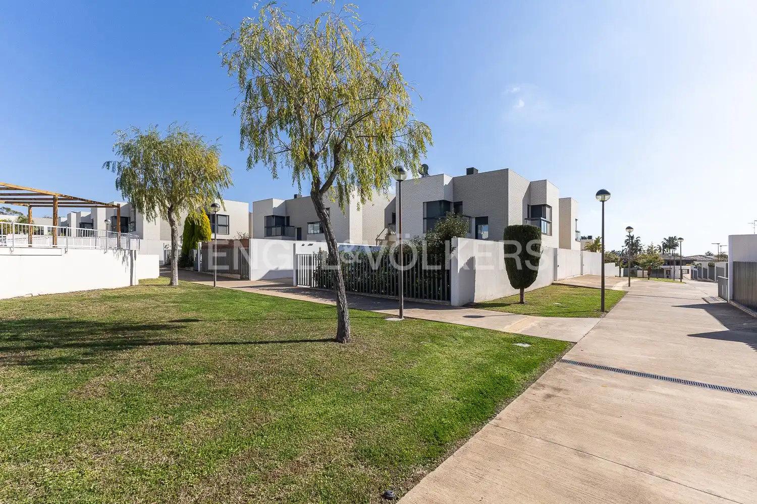 Vista exterior de Casa o xalet en venda en Paterna amb Aire condicionat, Calefacció i Jardí privat