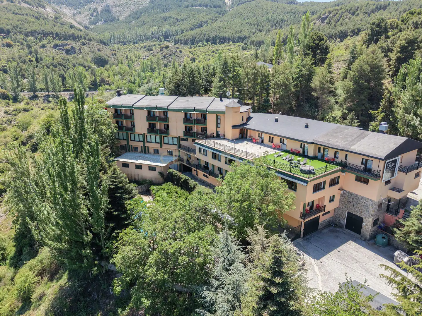 Außenansicht von Gebäude zum Verkauf in Sierra Nevada mit Gemeinschaftspool