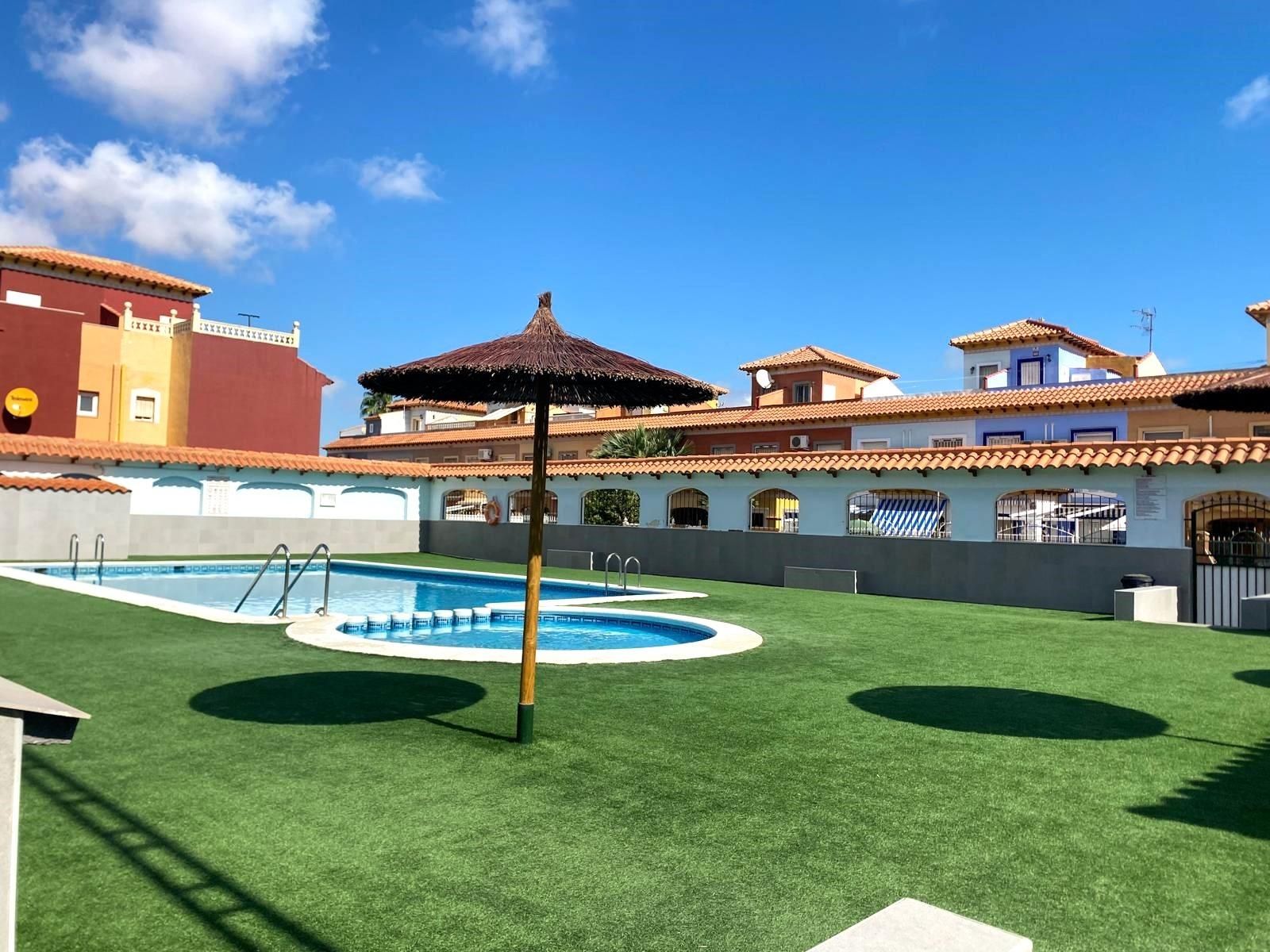 Piscina de Casa adosada en venda en Torrevieja amb Aire condicionat i Piscina comunitària