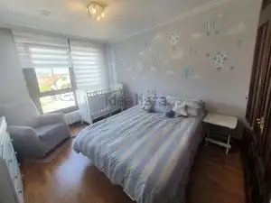 Dormitori de Casa adosada en venda en Vigo  amb Calefacció, Jardí privat i Terrassa