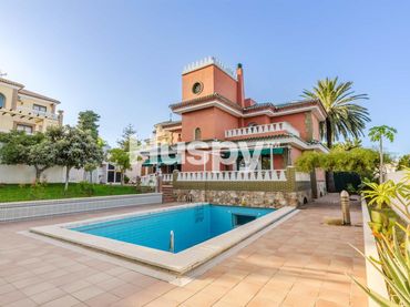 Detached house with balcony for sale in Calle Algeciras