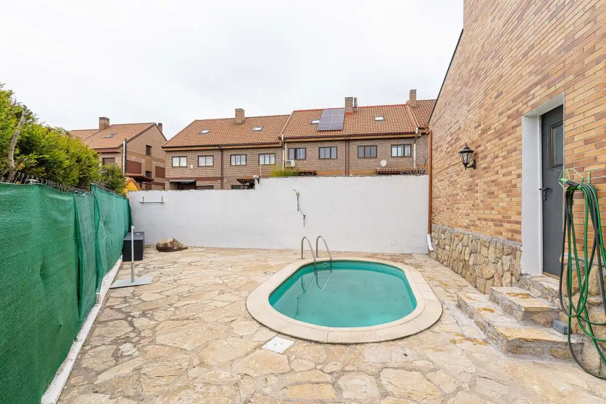 Piscina de Casa adosada en venta en Collado Mediano con Calefacción, Jardín privado y Terraza