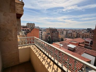 Piso con balcón en venta en Avenida de las Tres Cruces