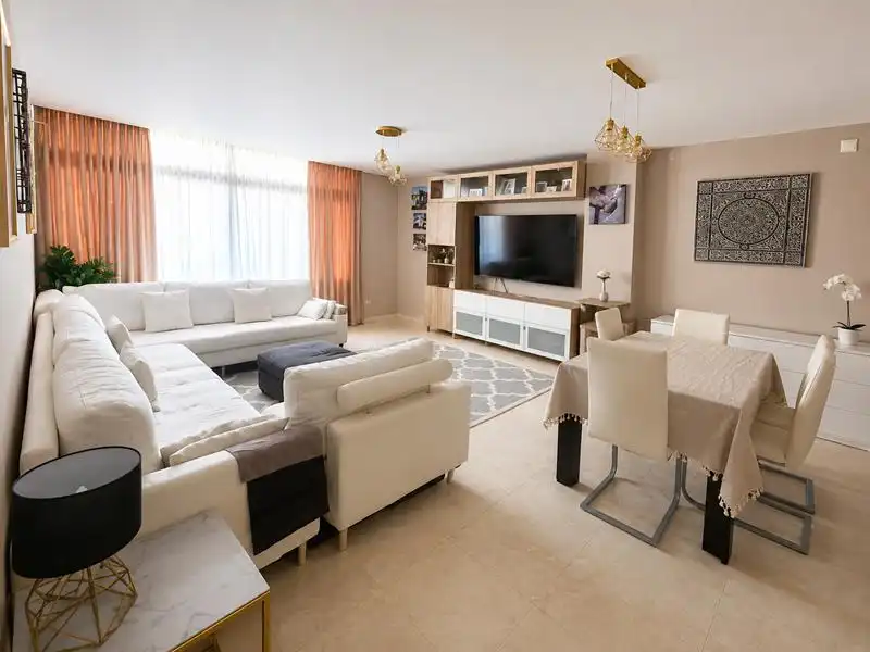 Wohnzimmer von Wohnung zum Verkauf in Manilva mit Klimaanlage, Heizung und Privatgarten