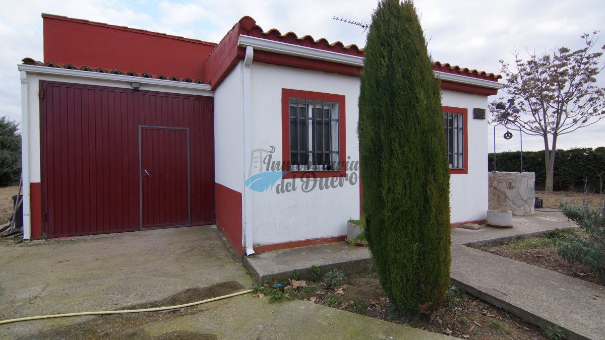 Vista exterior de Finca rústica en venda en Morales del Vino amb Traster i Piscina