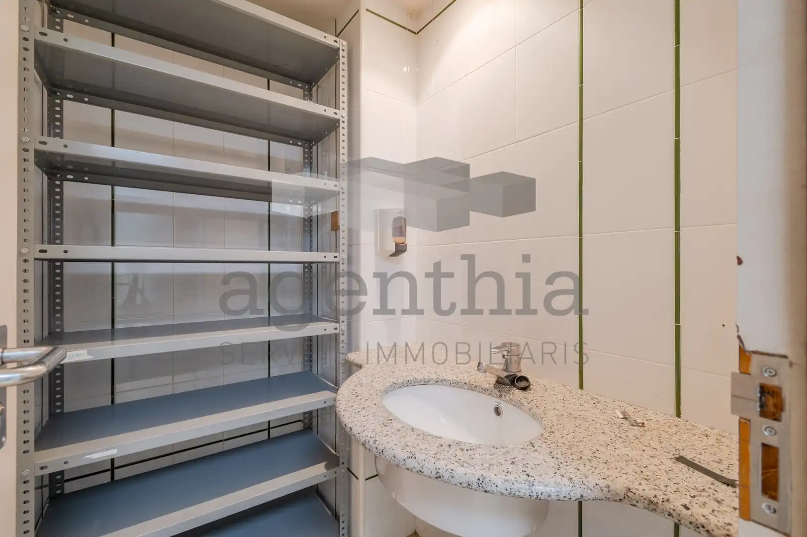Badezimmer von Geschaftsraum zum Verkauf in Girona mit Klimaanlage
