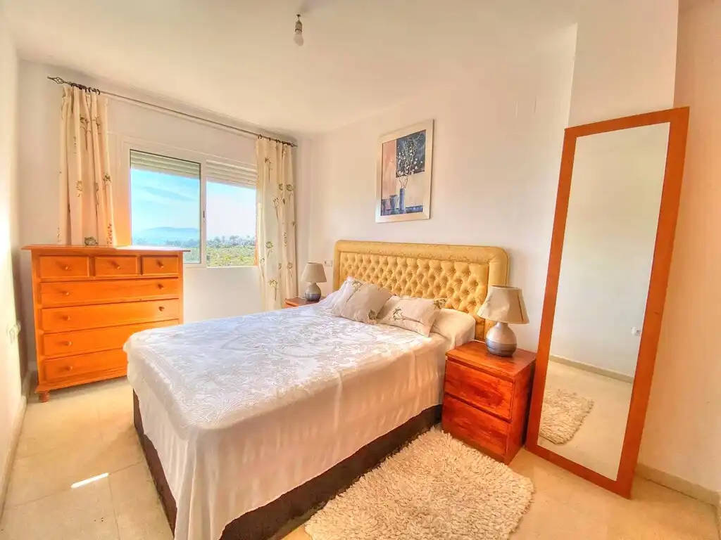 Dormitori de Apartament de lloguer en Vélez-Málaga amb Terrassa, Moblat i Piscina comunitària