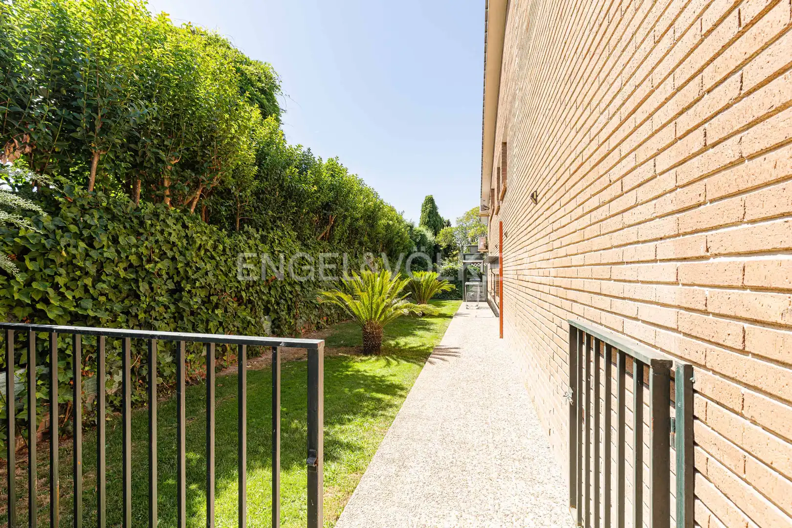 Vista exterior de Casa o xalet en venda en Majadahonda amb Aire condicionat, Calefacció i Jardí privat