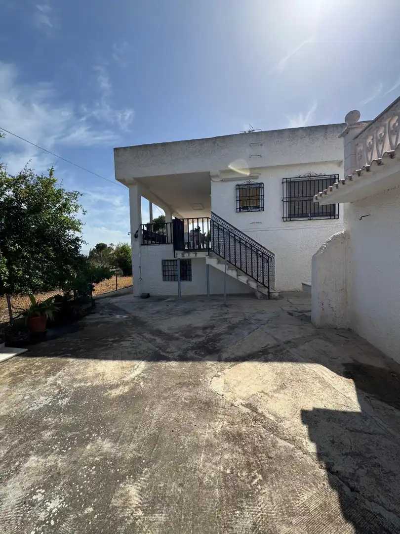 Vista exterior de Casa o xalet en venda en Llíria amb Jardí privat, Terrassa i Piscina
