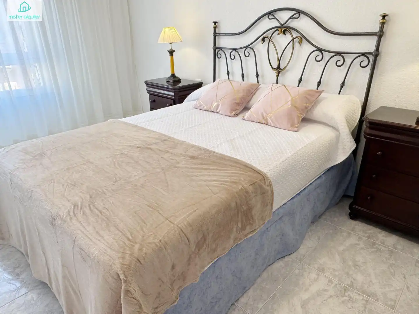 Habitación de Apartamento de alquiler en El Campello con Calefacción, Terraza y Amueblado