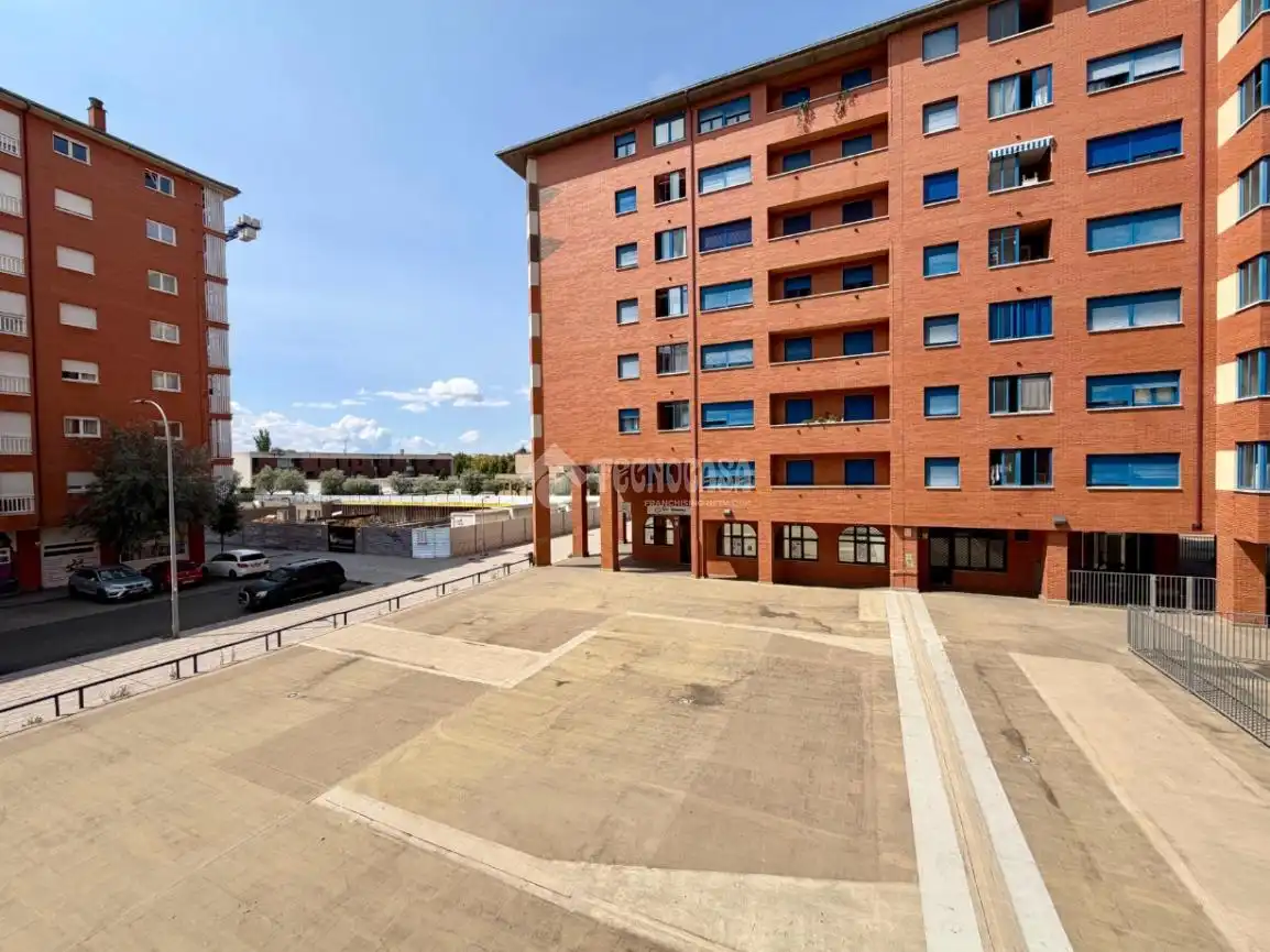 Vista exterior de Pis en venda en León Capital  amb Calefacció, Parquet i Terrassa