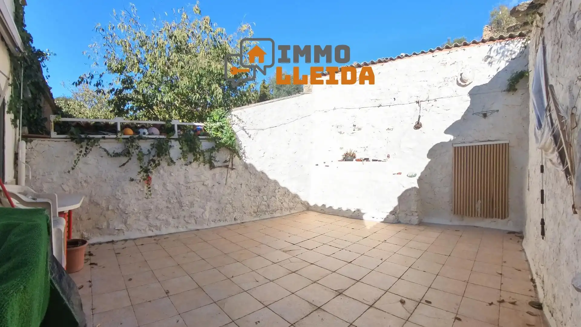 Vista exterior de Casa adosada en venda en Artesa de Segre amb Calefacció, Terrassa i Traster