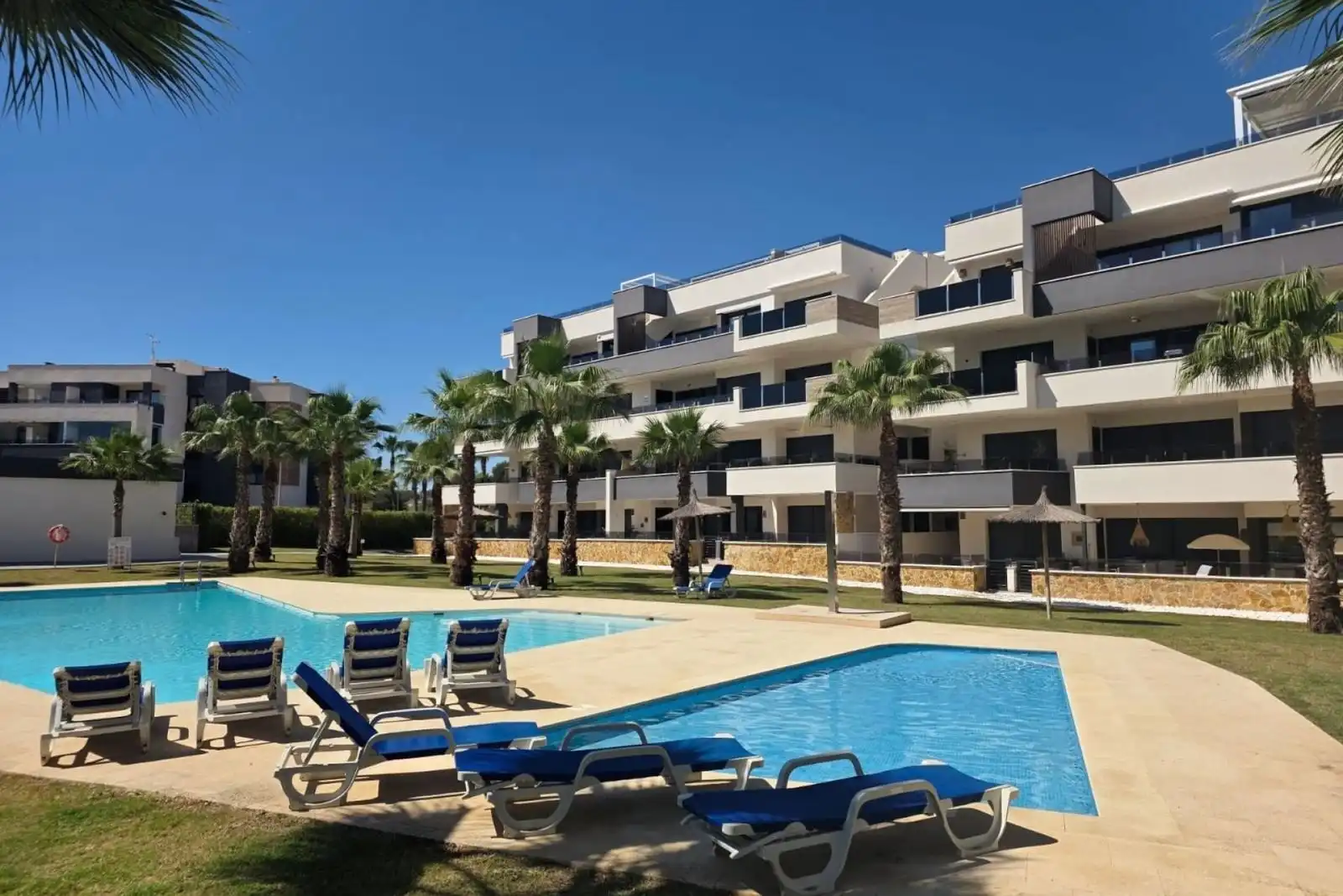 Vista exterior de Apartament en venda en Orihuela amb Terrassa i Piscina comunitària