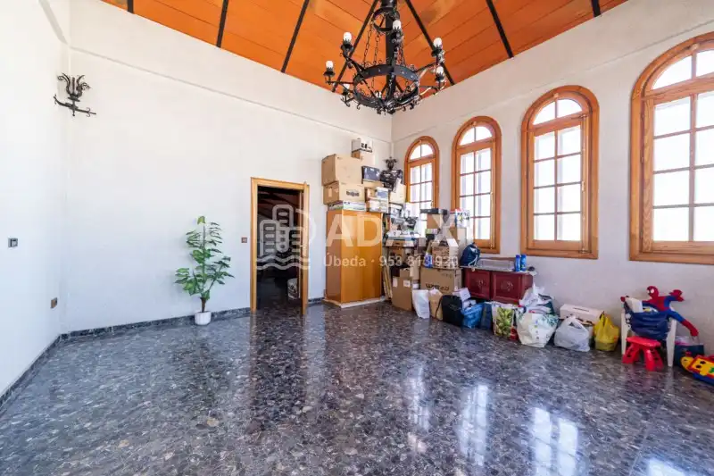 Haus oder Chalet zum Verkauf in Úbeda mit Terrasse, Abstellraum und Balkon