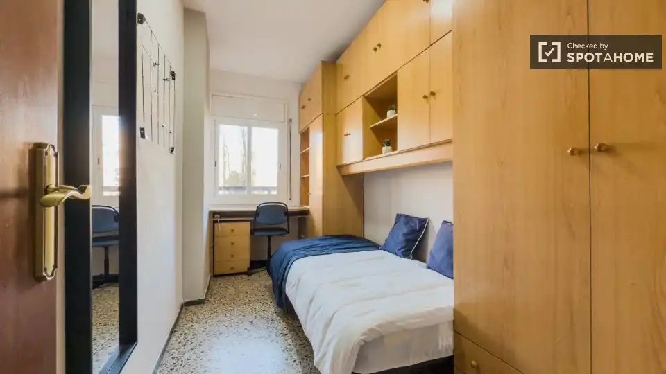 Dormitori de Pis per a compartir en Barcelona amb Aire condicionat, Terrassa i Moblat