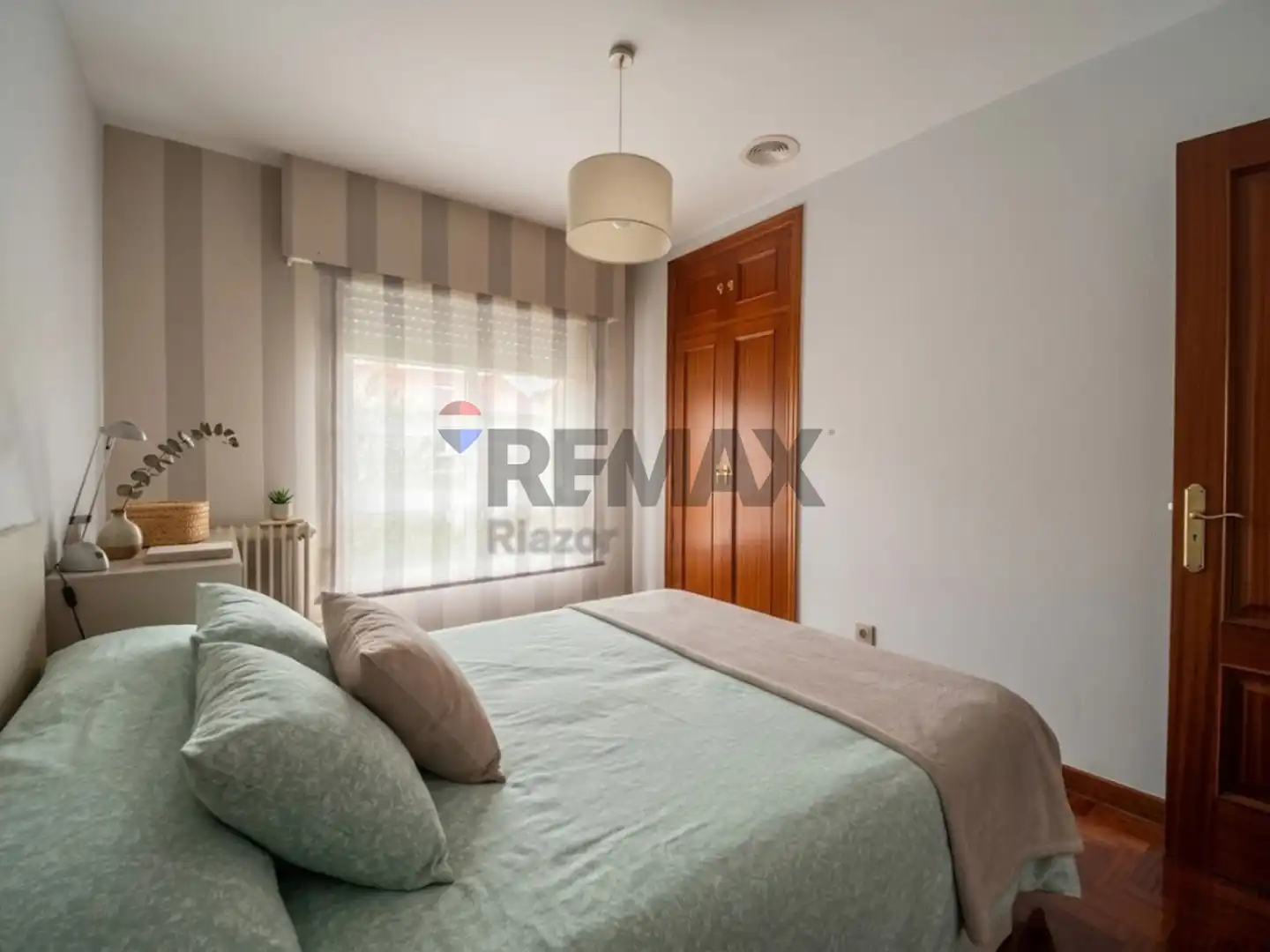 Schlafzimmer von Einfamilien-Reihenhaus zum Verkauf in Ames mit Heizung, Privatgarten und Parkett