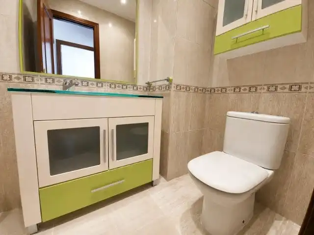 Baño de Piso en venta en Manilva con Aire acondicionado, Calefacción y Terraza