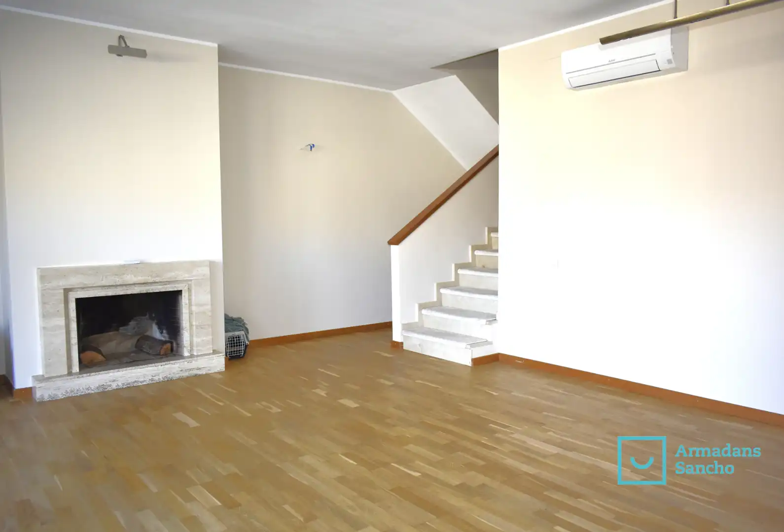 Wohnzimmer von Einfamilien-Reihenhaus zum Verkauf in Tiana mit Klimaanlage, Heizung und Privatgarten