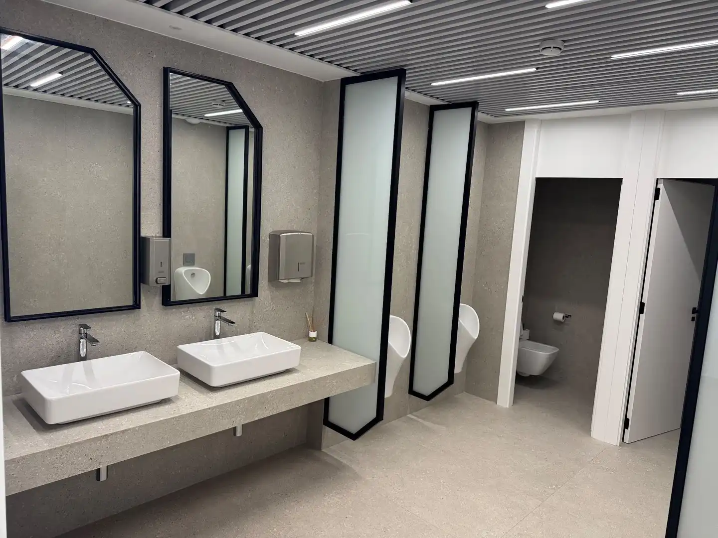 Baño de Oficina de alquiler en Málaga con Aire acondicionado y Calefacción