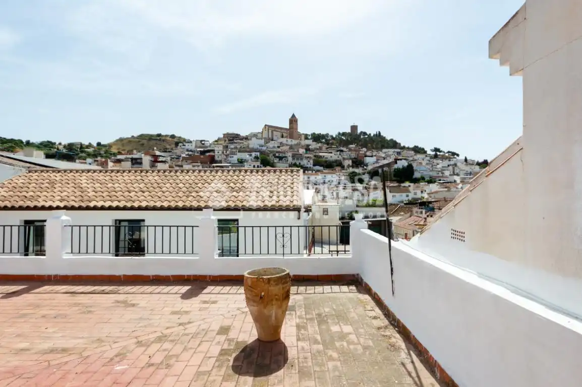 Außenansicht von Einfamilien-Reihenhaus zum Verkauf in Vélez-Málaga mit Terrasse und Balkon