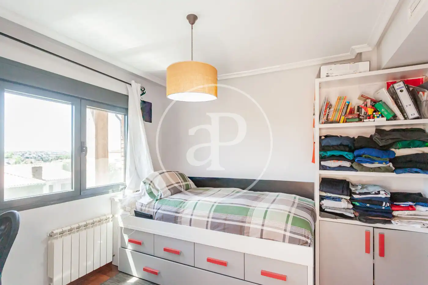 Habitación de Casa adosada en venta en Madrid con Aire acondicionado, Calefacción y Jardín privado