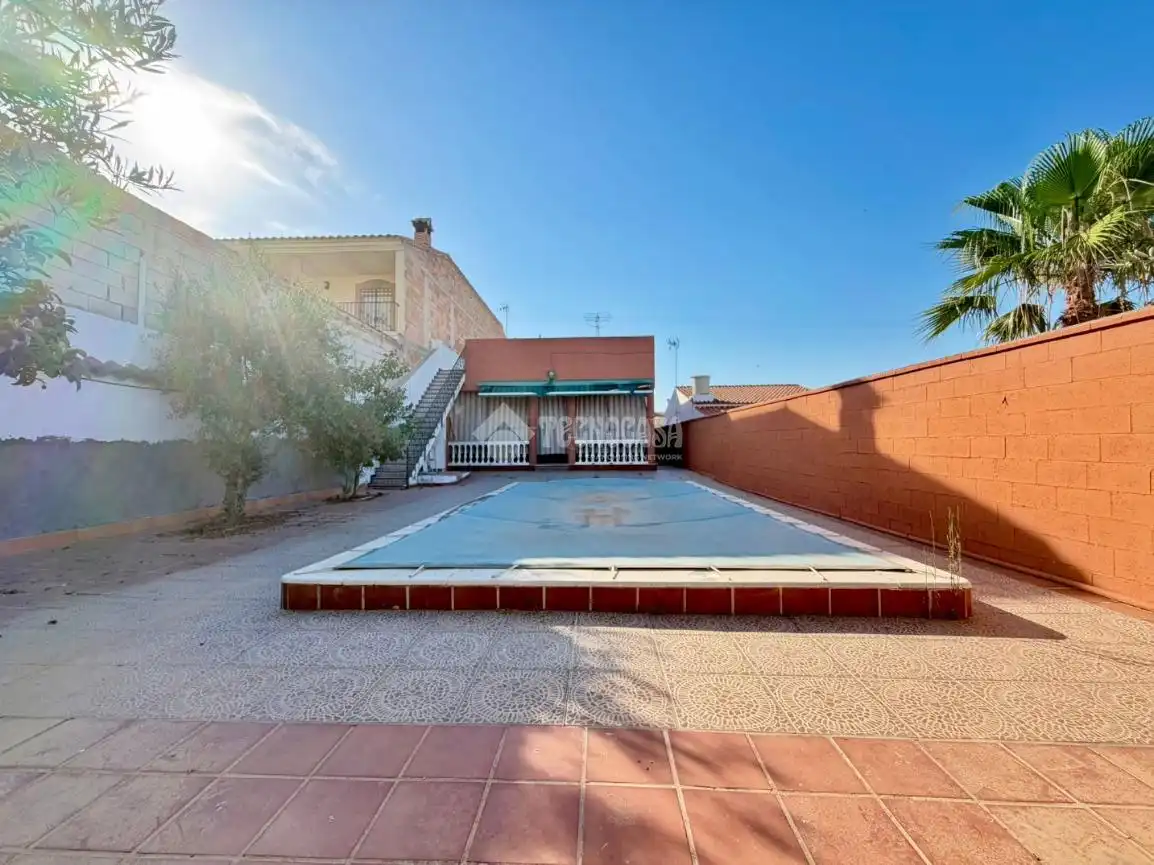 Vista exterior de Finca rústica en venda en Puente Genil amb Aire condicionat, Calefacció i Terrassa