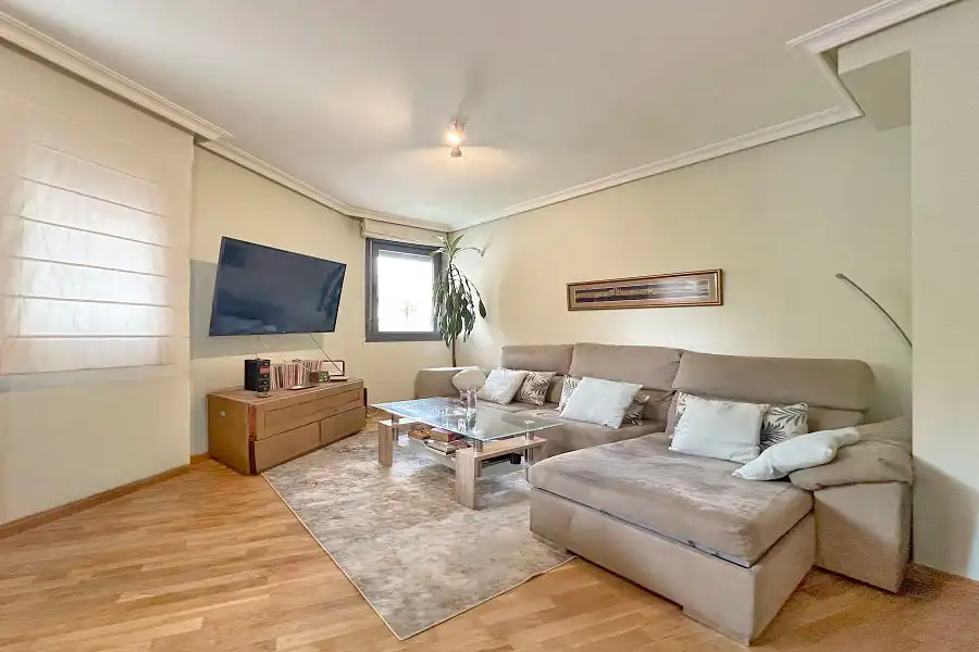 Sala de estar de Dúplex en venta en Torrelodones con Calefacción, Parquet y Horno
