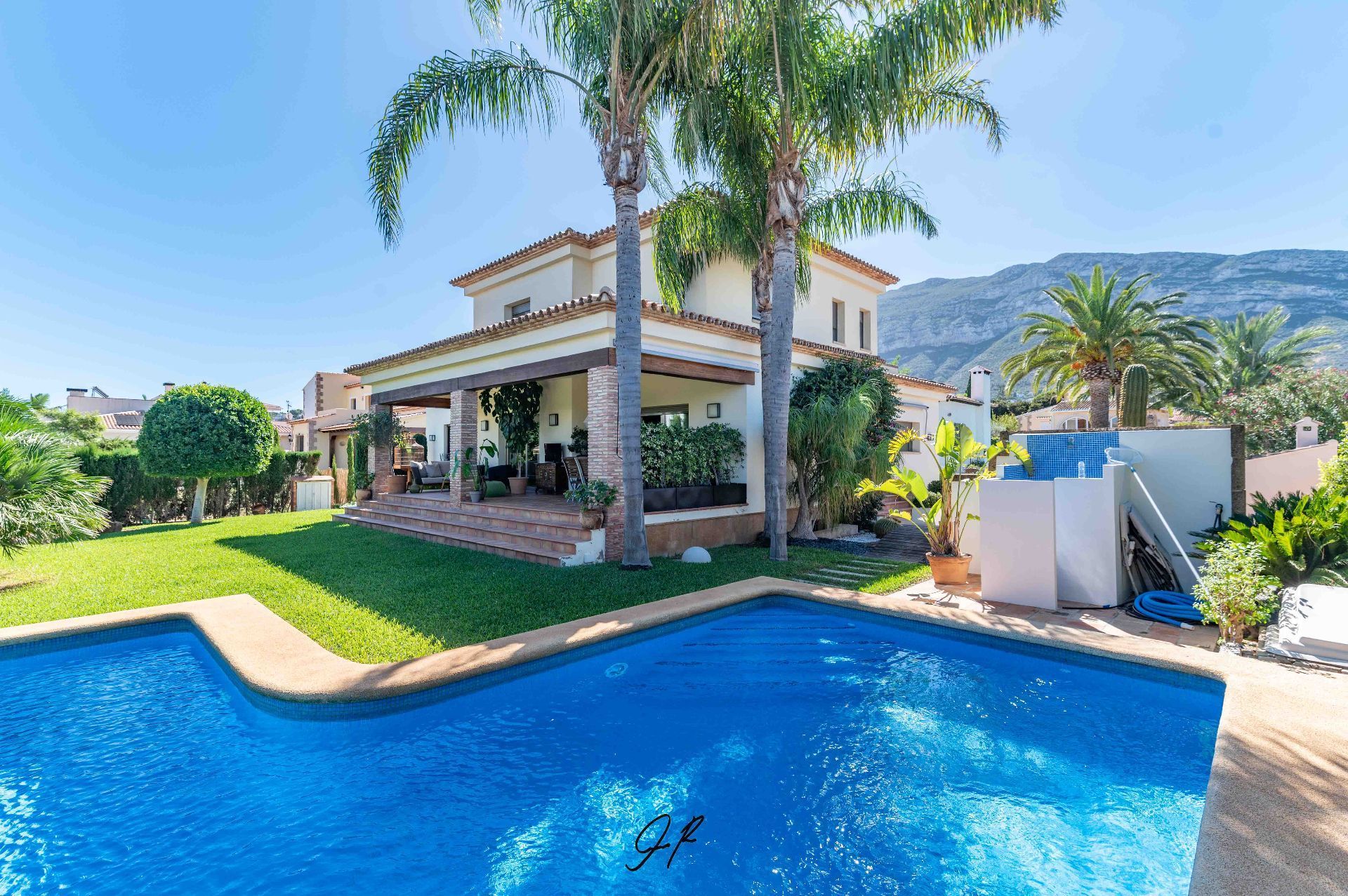 Vista exterior de Casa o xalet en venda en Dénia amb Aire condicionat, Calefacció i Jardí privat