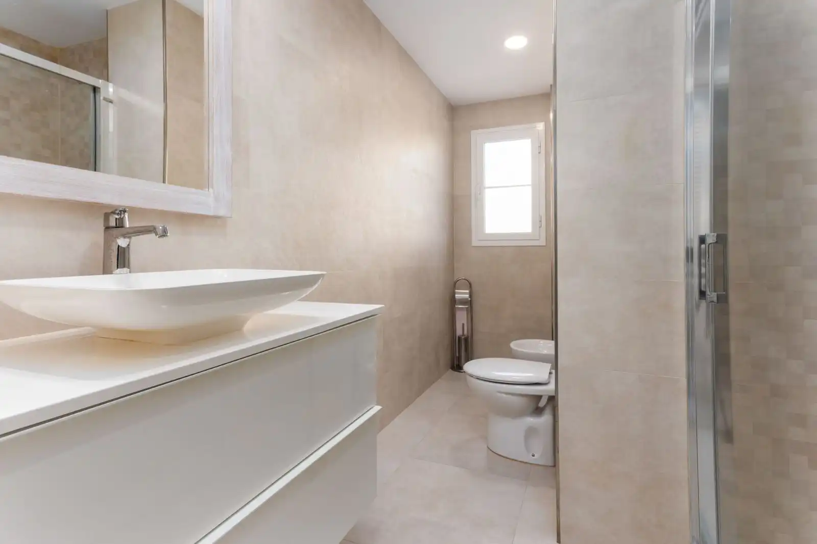 Baño de Piso en venta en Marbella con Aire acondicionado, Terraza y Amueblado