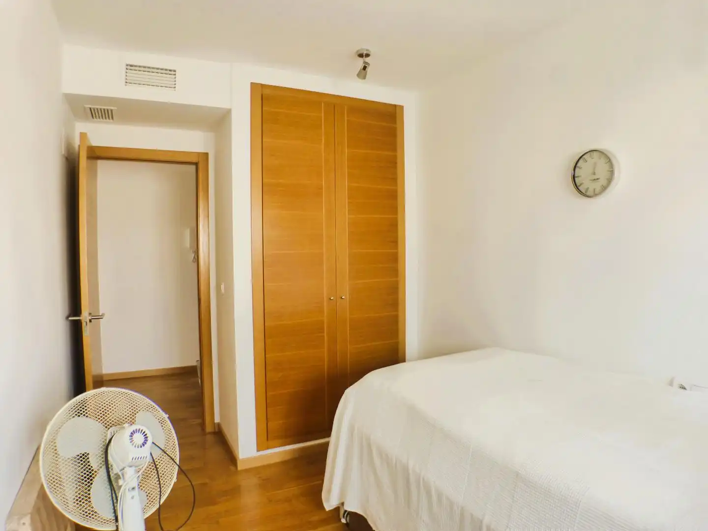 Habitación de Ático en venta en El Campello con Terraza, Trastero y Piscina