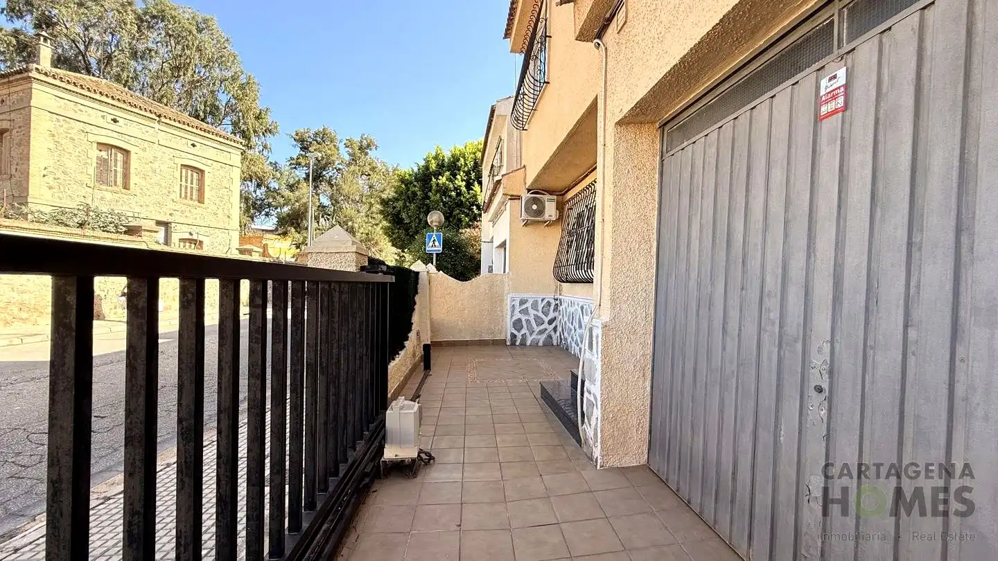 Vista exterior de Casa o xalet en venda en Cartagena amb Aire condicionat i Jardí privat