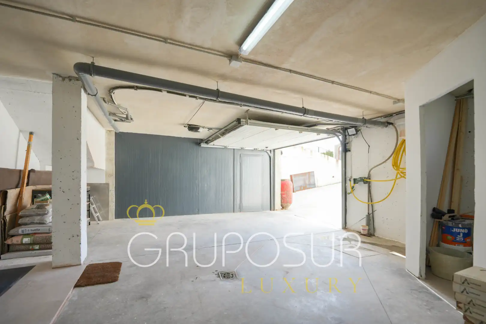 Parkplatz von Einfamilien-Reihenhaus zum Verkauf in Valladolid mit Klimaanlage, Heizung und Terrasse