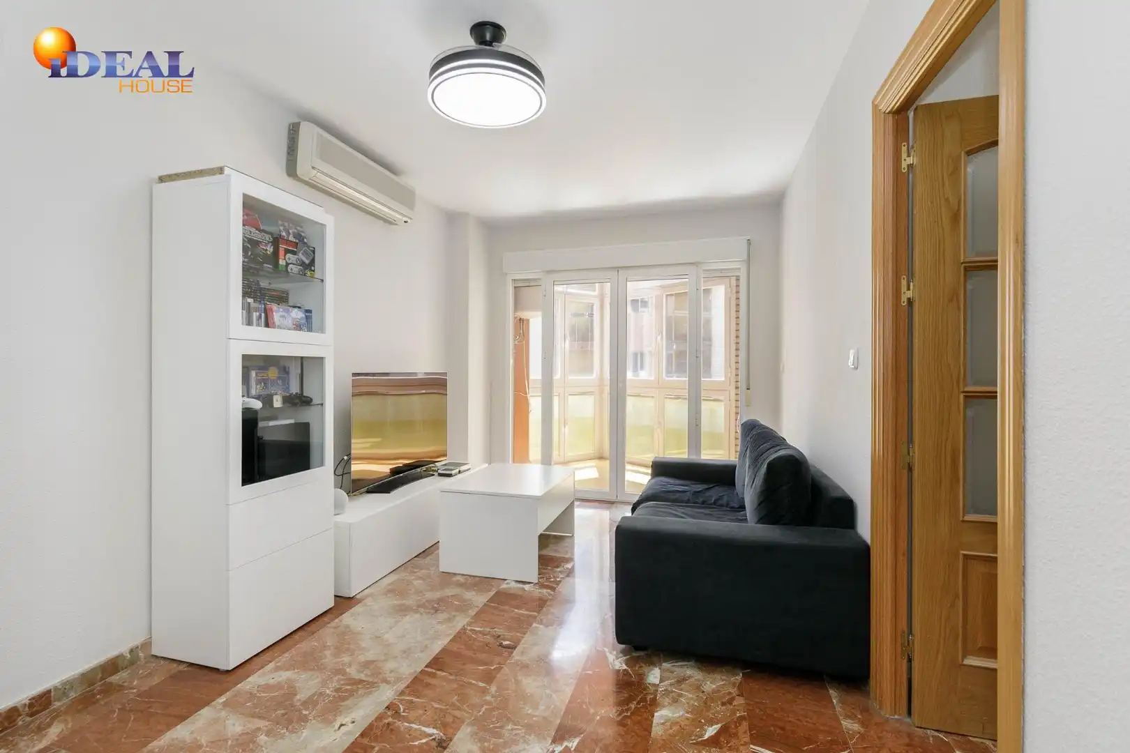 Sala d'estar de Pis en venda en Granada amb Aire condicionat, Terrassa i Balcó