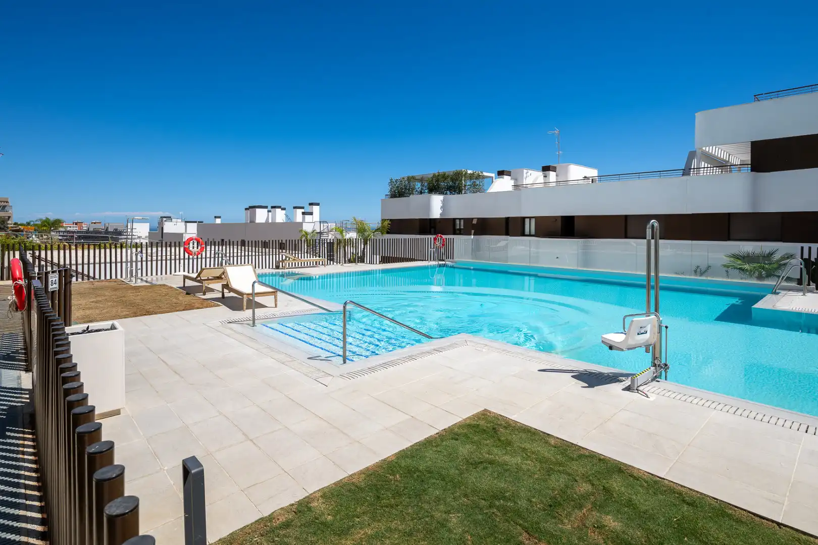 Piscina de Ático en venta en Estepona con Aire acondicionado, Terraza y Piscina