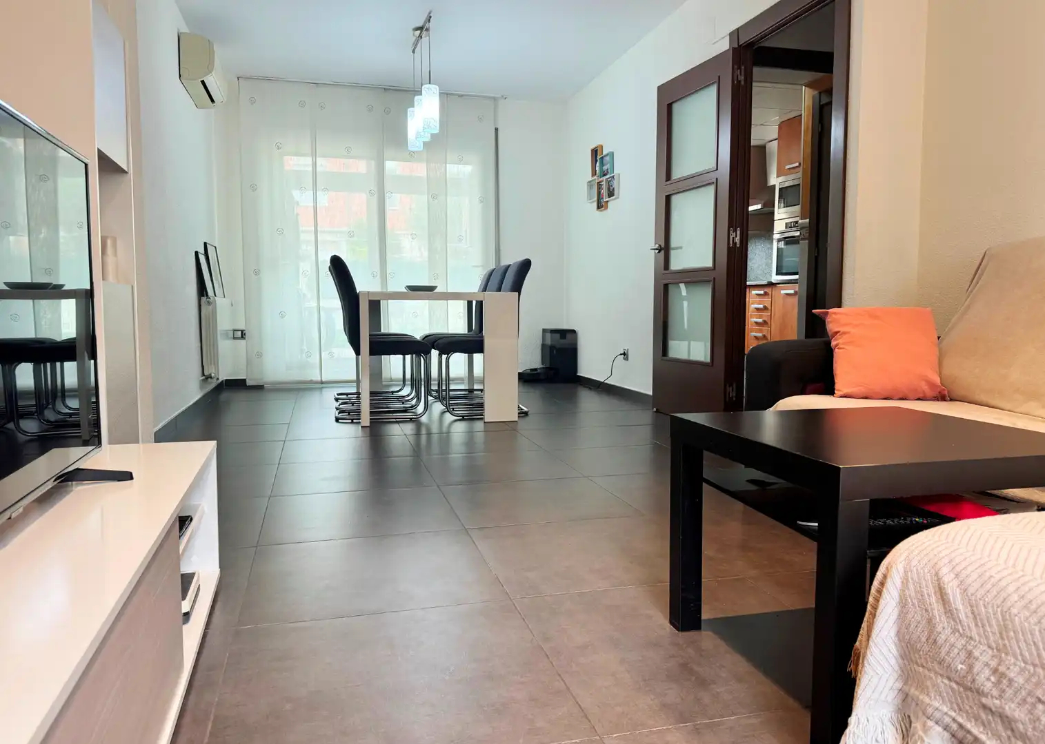 Menjador de Casa adosada en venda en Girona amb Aire condicionat, Calefacció i Jardí privat