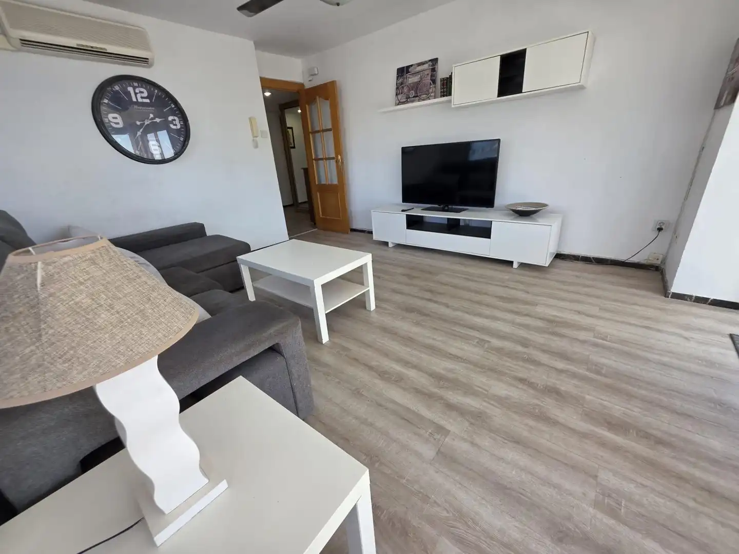 Sala de estar de Piso en venta en Benidorm con Calefacción, Amueblado y Piscina comunitaria