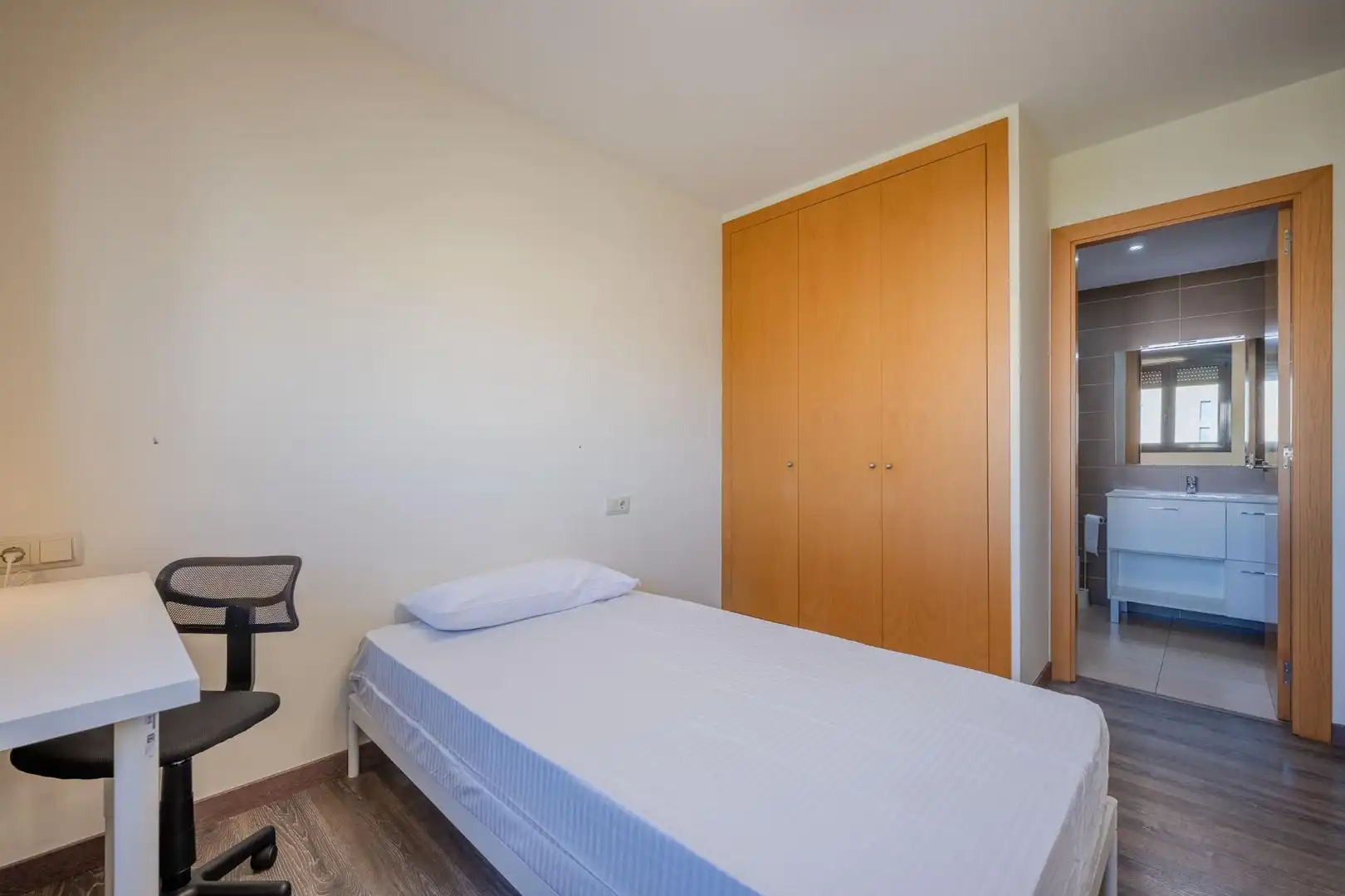 Schlafzimmer von Wohnung zur Miete in Salt