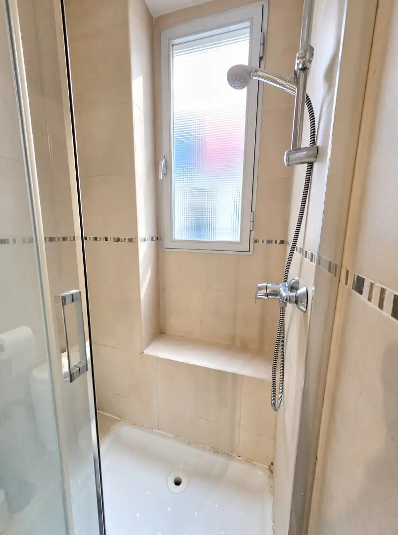 Bathroom of Flat for sale in Madrid  with Air Conditioner, Heating and Washing machine