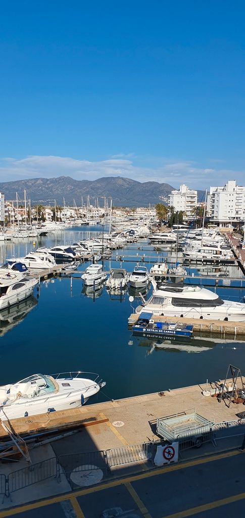 Vista exterior de Àtic en venda en Empuriabrava amb Aire condicionat, Calefacció i Terrassa