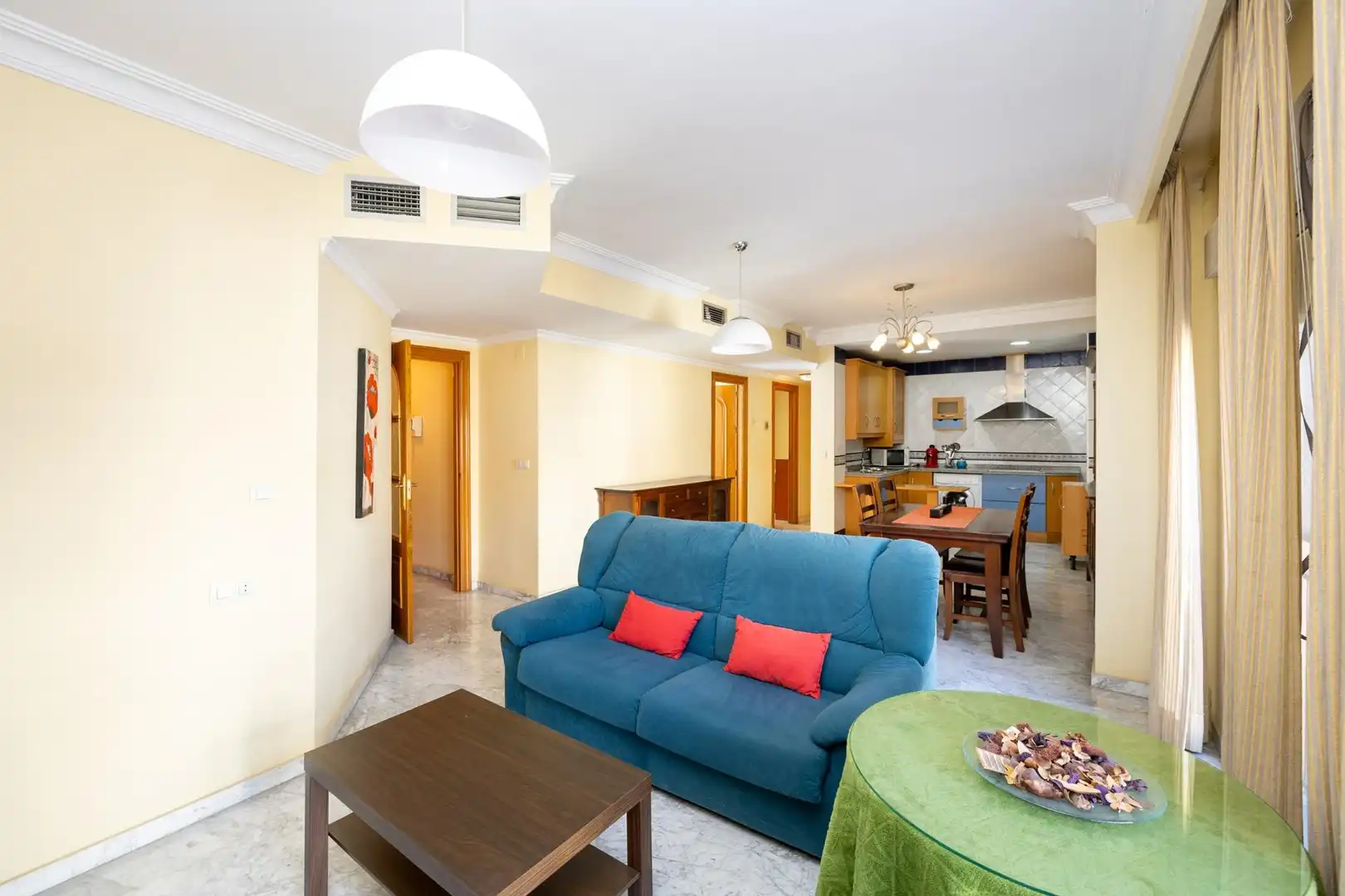 Sala d'estar de Pis en venda en Granada amb Aire condicionat i Calefacció