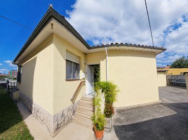 Casa con jardín en venta en Los Corrales de Buelna - Calle Felisa campuzano 10