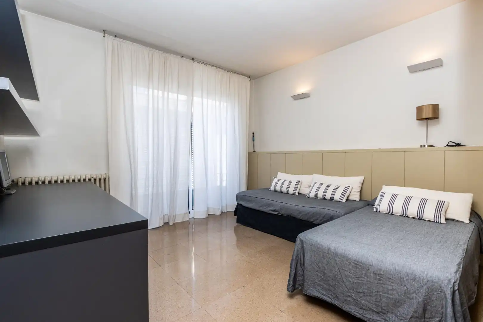 Habitación de Casa adosada en venta en Sabadell con Piscina comunitaria