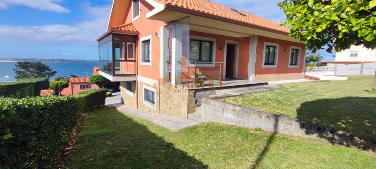 Vista exterior de Casa o xalet en venda en Valdoviño amb Calefacció, Jardí privat i Piscina