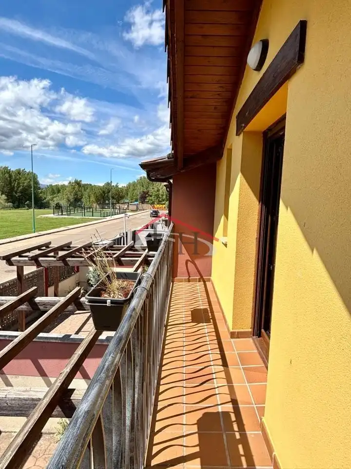Terraza de Casa adosada en venta en Sariegos con Calefacción, Jardín privado y Terraza