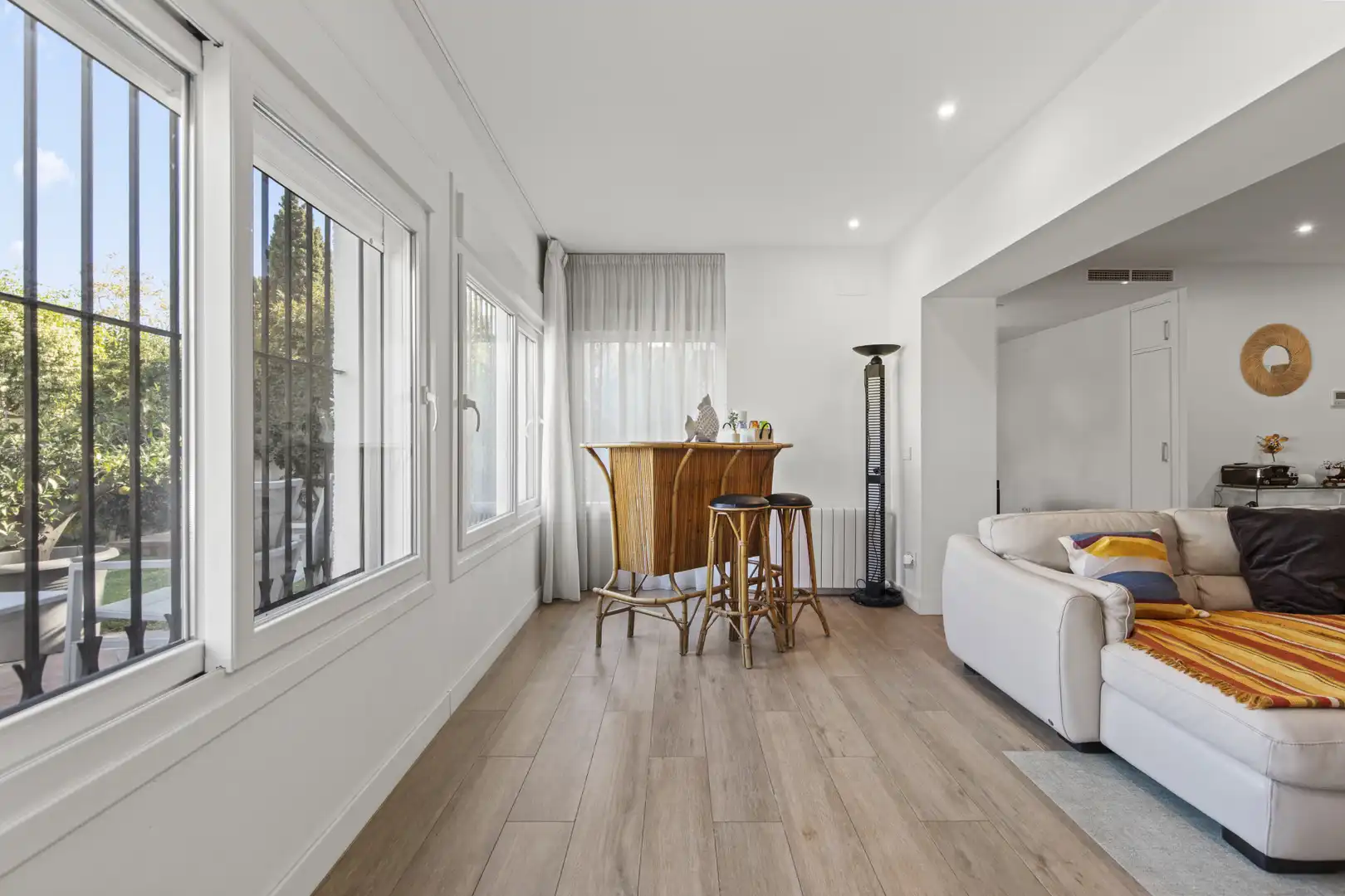 Sala de estar de Casa o chalet en venta en Marbella con Aire acondicionado, Calefacción y Jardín privado