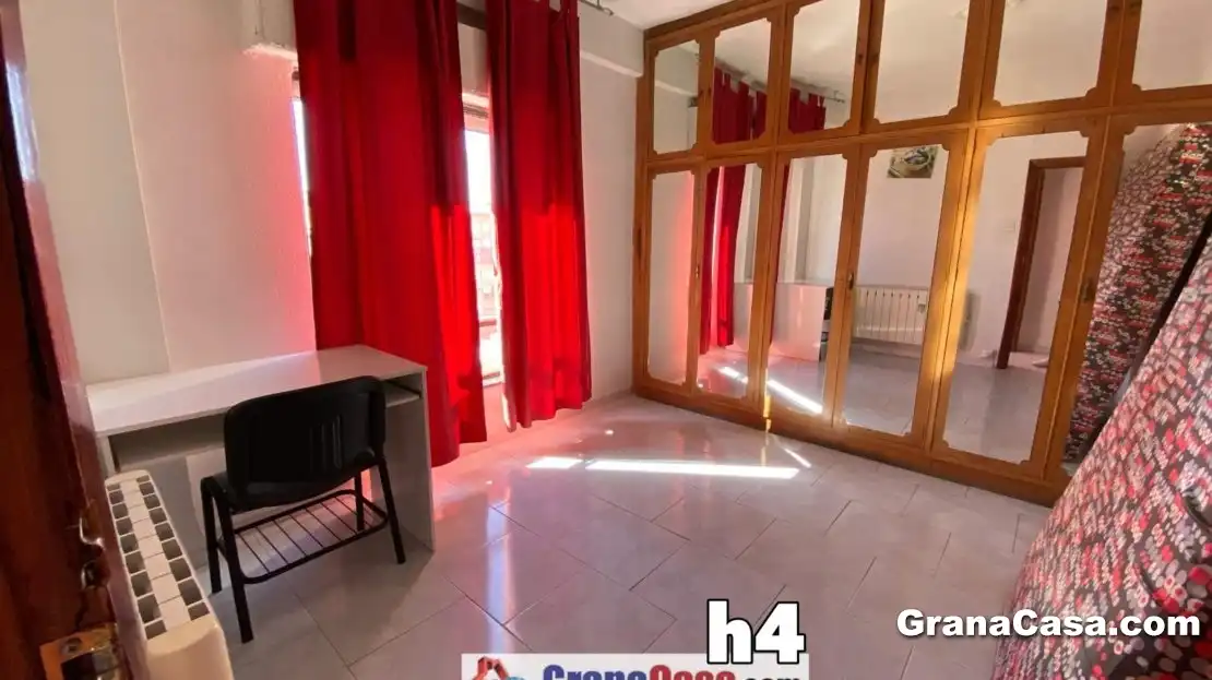 Schlafzimmer von Wohnung zur untervermieten in Granada mit Klimaanlage, Heizung und Möbliert