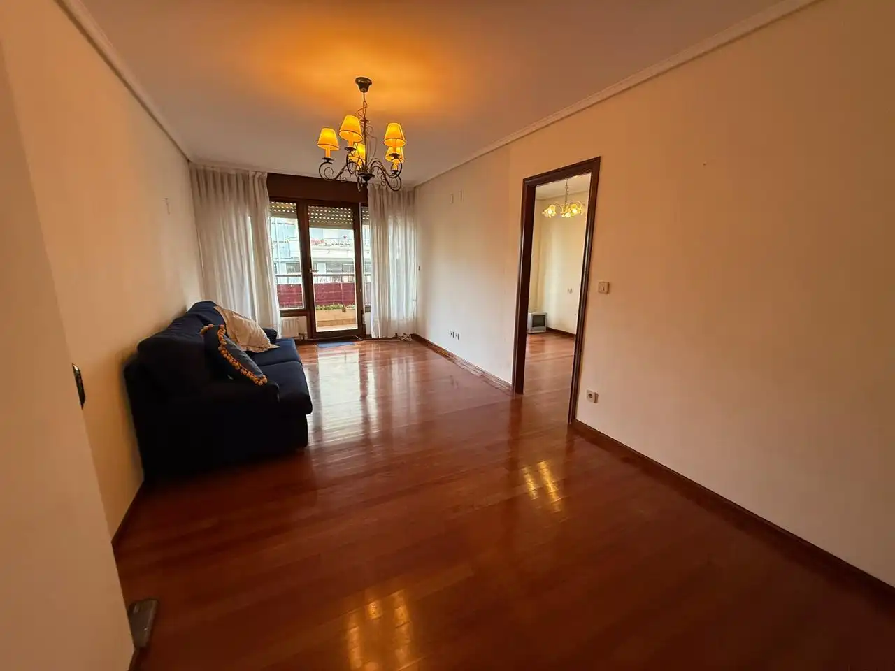 Sala de estar de Piso en venta en Castro-Urdiales con Calefacción, Parquet y Terraza